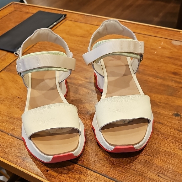 Sorely Stylish Cream Platform Sandals Size 9 - Picture 2 of 5